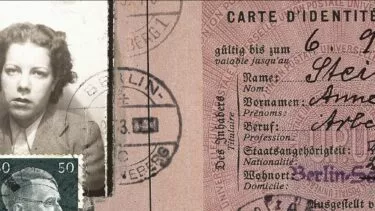 Et gammelt tysk identitetskort fra 1946 med et sort-hvidt portræt af en kvinde, officielle stempler, håndskrevne detaljer og et frimærke med en mandeprofil.