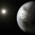 Kunstnerisk illustration af en exoplanet med en overskyet overflade, oplyst af en lysende stjerne i nærheden, som svæver i det mørke rum med mange fjerne stjerner.
