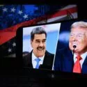 Et splitbillede på en skærm viser Nicolás Maduro og Donald Trump, der smiler, med en baggrund med det amerikanske flag og en svag scene med en folkemængde.