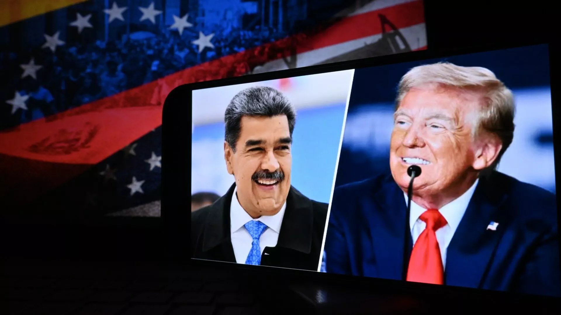 Et splitbillede på en skærm viser Nicolás Maduro og Donald Trump, der smiler, med en baggrund med det amerikanske flag og en svag scene med en folkemængde.