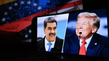 Et splitbillede på en skærm viser Nicolás Maduro og Donald Trump, der smiler, med en baggrund med det amerikanske flag og en svag scene med en folkemængde.