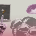 En collage viser en hånd, der peger på en tavle med tegninger af en rose, en bi og et øje, sammen med et forstørret øje og flere åbne munde. Farveskemaet er pink og gråt.