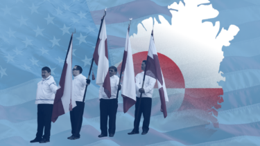 Fire personer i hvide jakker holder grønlandske flag, mens de står foran en grønlandsk kontur med det grønlandske flag. Baggrunden er et overlejret billede af det amerikanske flag.