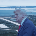 En mand i jakkesæt med rødt slips står i forgrunden, overlejret af et luftfoto af en fjern landingsbane med iskoldt vand og en stor ø med flad top i baggrunden.
