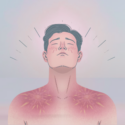 Illustration af en person med kort mørkt hår, lukkede øjne og et roligt udtryk. Bryst og skuldre er røde og solbrændte med synlig irritation på en blød, pastelfarvet baggrund.
