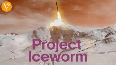 Et missil affyres fra et snedækket bjerg under en orange himmel. I bunden står der med stor skrift "Project Iceworm". En lille orange cirkel med et hvidt symbol vises i øverste venstre hjørne.