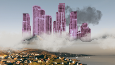 En kystby med små huse ligger under en bjergkæde, hvor futuristiske, lyserøde wireframe-skyskrabere rejser sig over skyerne. Bag bygningerne bølger mørk røg op mod himlen.