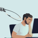 En bekymret mand sidder ved et skrivebord med en computer, mens en robothånd forbinder kabler til hans baghoved, hvilket tyder på, at teknologi eller AI interagerer direkte med hans sind.