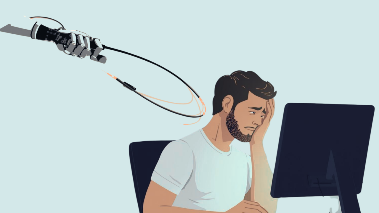En bekymret mand sidder ved et skrivebord med en computer, mens en robothånd forbinder kabler til hans baghoved, hvilket tyder på, at teknologi eller AI interagerer direkte med hans sind.