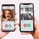 To hænder holder hver en smartphone, der viser datingapp-profiler; den venstre skærm viser en kvinde, og den højre skærm viser en mand, med afvisnings- og like-knapper på begge profiler.