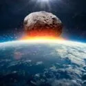 En stor asteroide kommer ind i Jordens atmosfære, gløder med intens varme og forårsager et kraftigt nedslag, når den nærmer sig planetens overflade fra rummet, hvor sollyset er synligt ovenover.