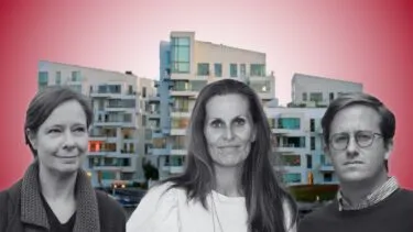 Tre personer står foran et moderne lejlighedskompleks med en lyserød himmel i baggrunden; personerne er vist i sort-hvid, mens bygningen er i farver.