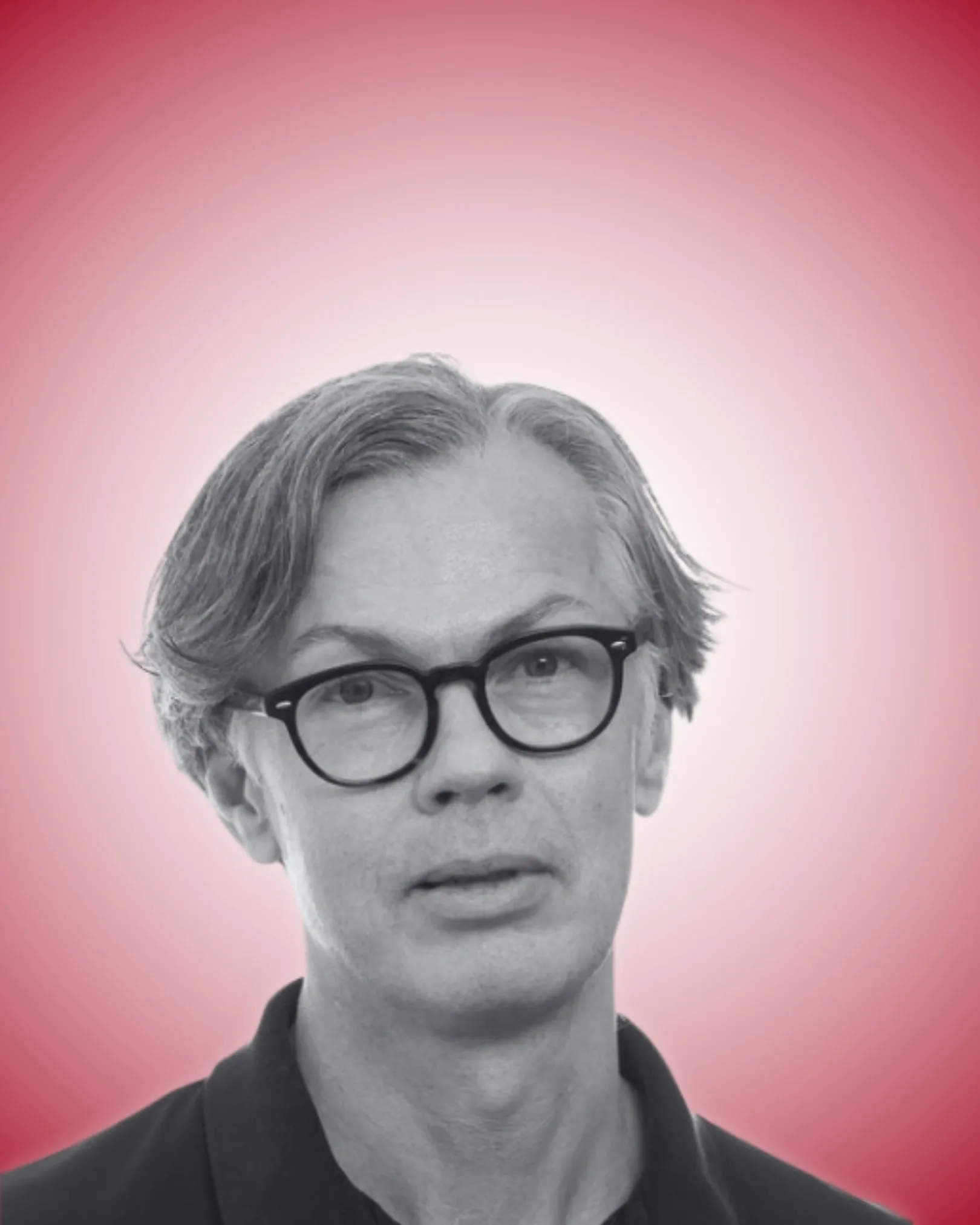 En mand med gråt hår og sorte briller kigger ind i kameraet med et neutralt udtryk. Baggrunden er en gradient af rød, der fader ud til hvid bag hans hoved.