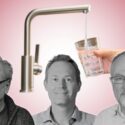 Tre mænd i sort og hvid ses foran en pink baggrund med en vandhane, der hælder vand i et glas, som holdes af en hånd. Billedet kombinerer elementer af vand, mennesker og hydrering.