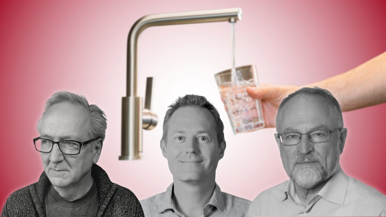 Tre mænd i sort og hvid ses foran en pink baggrund med en vandhane, der hælder vand i et glas, som holdes af en hånd. Billedet kombinerer elementer af vand, mennesker og hydrering.