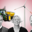 En grøn traktor og en vindmølle vises på en rød baggrund med gradient. I forgrunden er der tre personer: to mænd med briller og en kvinde, som alle smiler og vises i gråtoner.