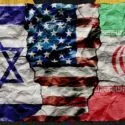 Tre sammenkrøllede flag - Israel, USA og Iran - er lagt sammen side om side og symboliserer deres komplekse forhold.