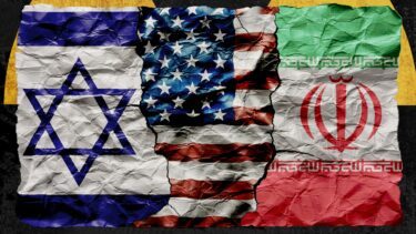 Tre sammenkrøllede flag - Israel, USA og Iran - er lagt sammen side om side og symboliserer deres komplekse forhold.