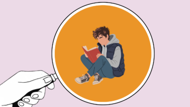 En hånd holder et forstørrelsesglas og fokuserer på en siddende, brunhåret person i afslappet tøj, der læser i en bog på en orange baggrund. Den overordnede baggrund er lyslilla.