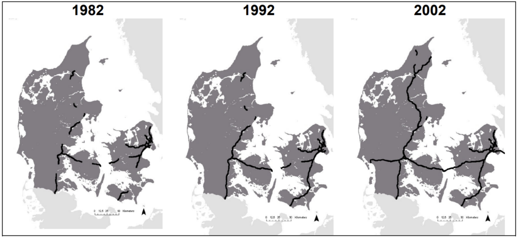 Tre kort over Danmark fra 1982, 1992 og 2002 viser udvidelsen af motorvejsnettet (i sort) over tid, med stigende vejdækning synlig i 2002. Baggrunden er skraveret grå.