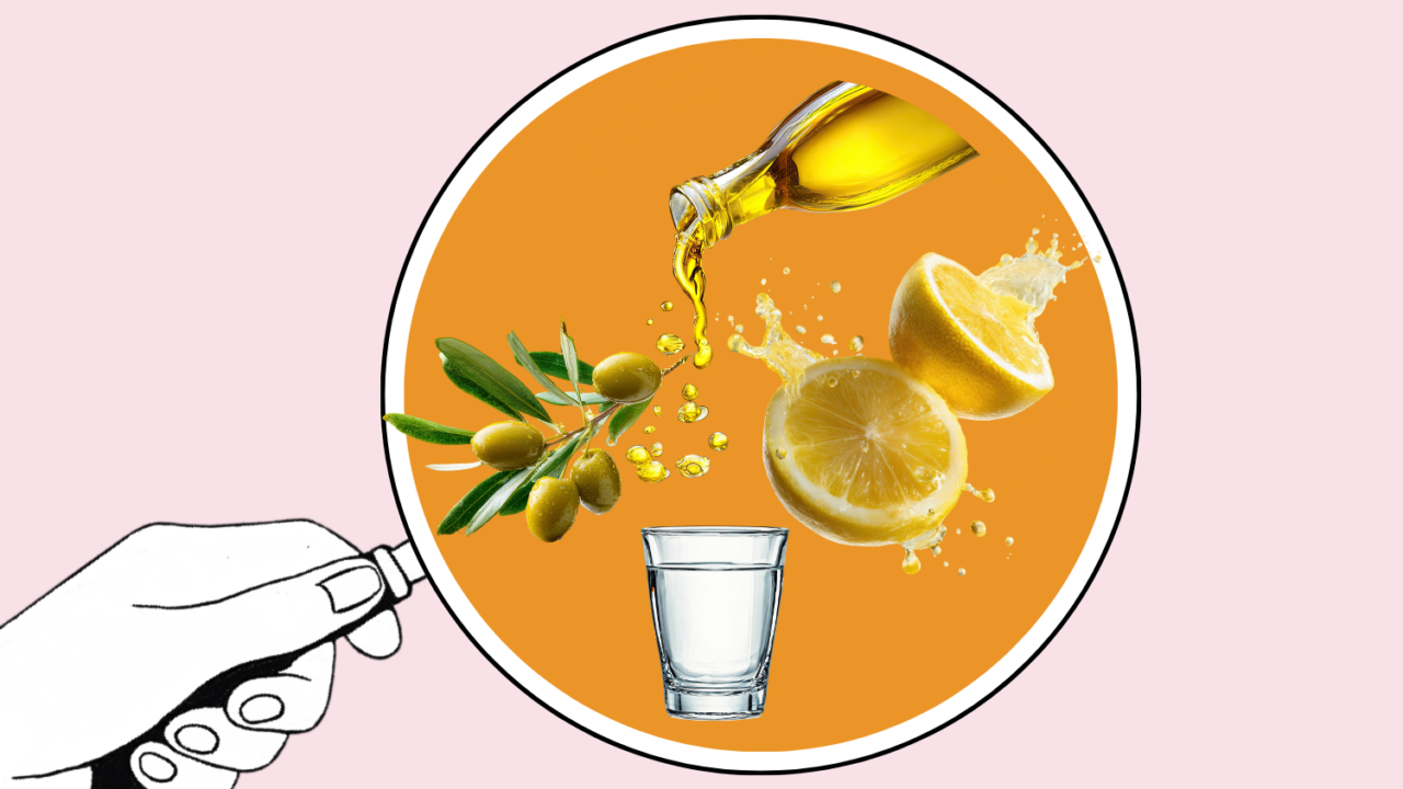 En hånd holder en cirkulær ramme, der viser olivenolie, der hældes op, grønne oliven, en sprøjtende citron og et glas med klar væske, alt sammen på en orange baggrund.