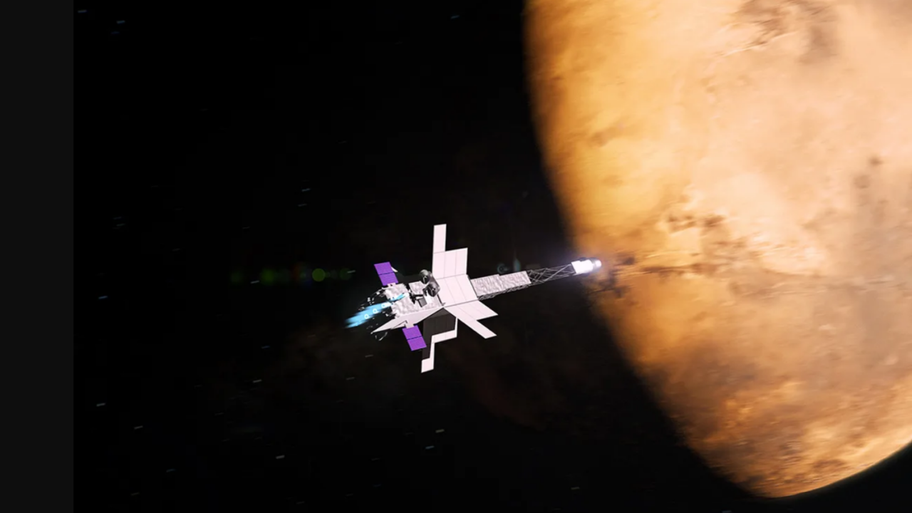 Et rumfartøj med blå raketmotorer nærmer sig en stor, orangebrun planet, sandsynligvis Mars, mod en sort rumbaggrund. Planeten optager højre side af billedet.