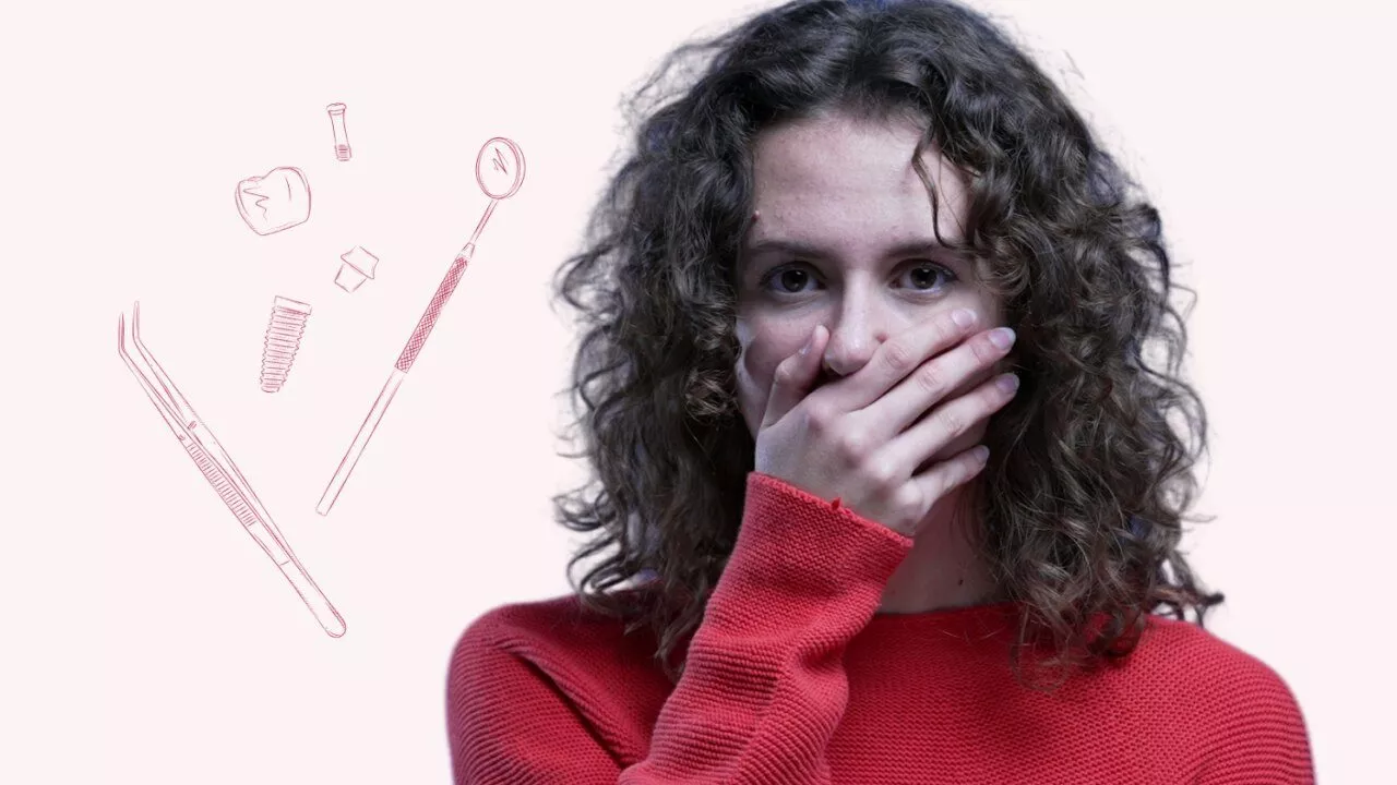 En person med krøllet hår og en rød sweater holder sig for munden med den ene hånd. Ved siden af er der røde stregtegninger af tandlægeredskaber, en tand og et tandlægespejl på en lys baggrund.