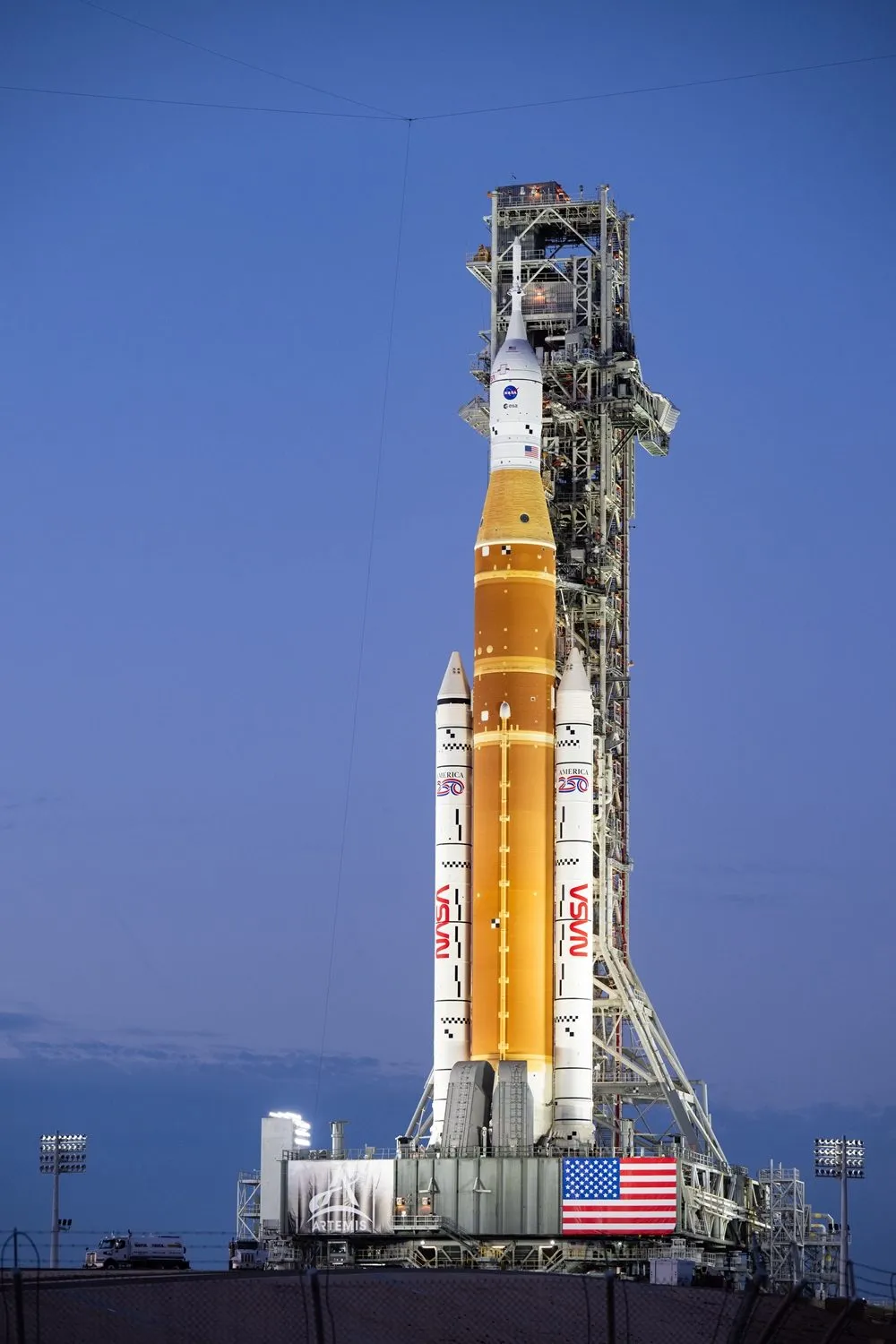 Artemis II’s Space Launch System (SLS)-raket og Orion-rumfartøjet ses oplyst af lys på affyringsrampe 39B, lørdag den 17. januar 2026 ved Kennedy Space Center.