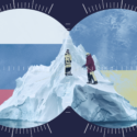 To personer står på et delt isbjerg, set gennem en kikkert. Den ene side viser det russiske flag, den anden det ukrainske flag, som symboliserer splittelse. Figurerne står over for hinanden på toppen af den iskolde kløft.