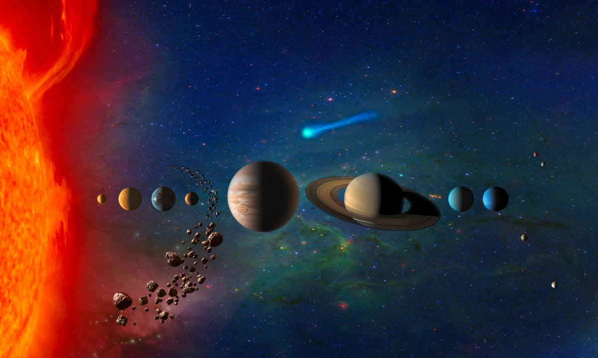 Illustration af solsystemet med solen til venstre og de otte planeter med deres måner, asteroidebæltet og en lyseblå komet på en farverig, stjernefyldt baggrund.