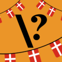 En grafik med rækker af dannebrogsflag på en orange baggrund med et stort sort tegnsætningstegn, der ligner en interrobang (en kombination af udråbstegn og spørgsmålstegn) i midten.