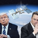 Donald Trump og Elon Musk ses foran Jorden fra rummet, hvor den internationale rumstation svæver over dem mod en stjerneklar baggrund.