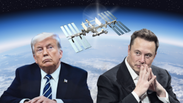Donald Trump og Elon Musk ses foran Jorden fra rummet, hvor den internationale rumstation svæver over dem mod en stjerneklar baggrund.