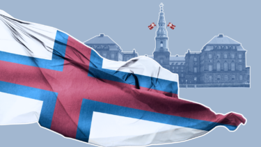 Et færøsk flag vajer i forgrunden med et gråtonet billede af Christiansborg Slot i København og to danske flag i baggrunden på en lyseblå baggrund.