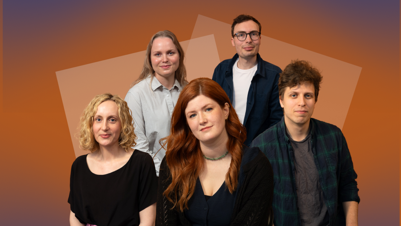 Fem personer poserer og smiler til et gruppefoto på en orange og lilla baggrund med to overlappende geometriske former. Tre kvinder og to mænd er arrangeret i to rækker, alle vendt mod kameraet.