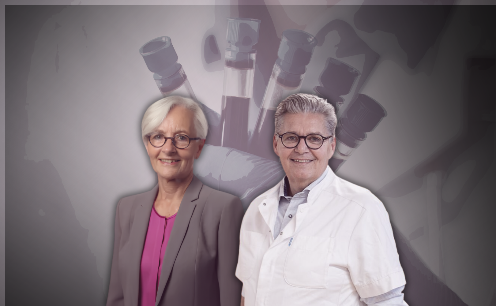 To ældre voksne med kort gråt hår står side om side; den ene bærer jakkesæt og briller, den anden en hvid laboratoriekittel. I baggrunden holder en handskeklædt hånd flere hætteglas, hvilket tyder på et medicinsk eller videnskabeligt miljø.