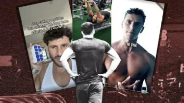 En mand står med ryggen til kameraet og kigger på tre billeder: et af ham selv med en pilleæske i hånden, et af ham, der træner i fitnesscentret, og et i bar overkrop, der viser hans rygmuskler. Træningsudstyret er synligt i baggrunden.