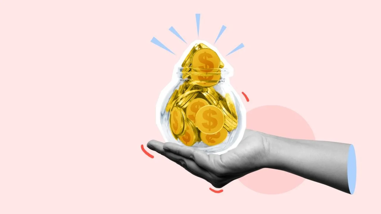 En hånd i gråtoner holder en gennemsigtig krukke fyldt med guldmønter med dollartegn. Blå linjer og røde buede former omgiver krukken, alt sammen på en lyserød baggrund med en svag cirkel.