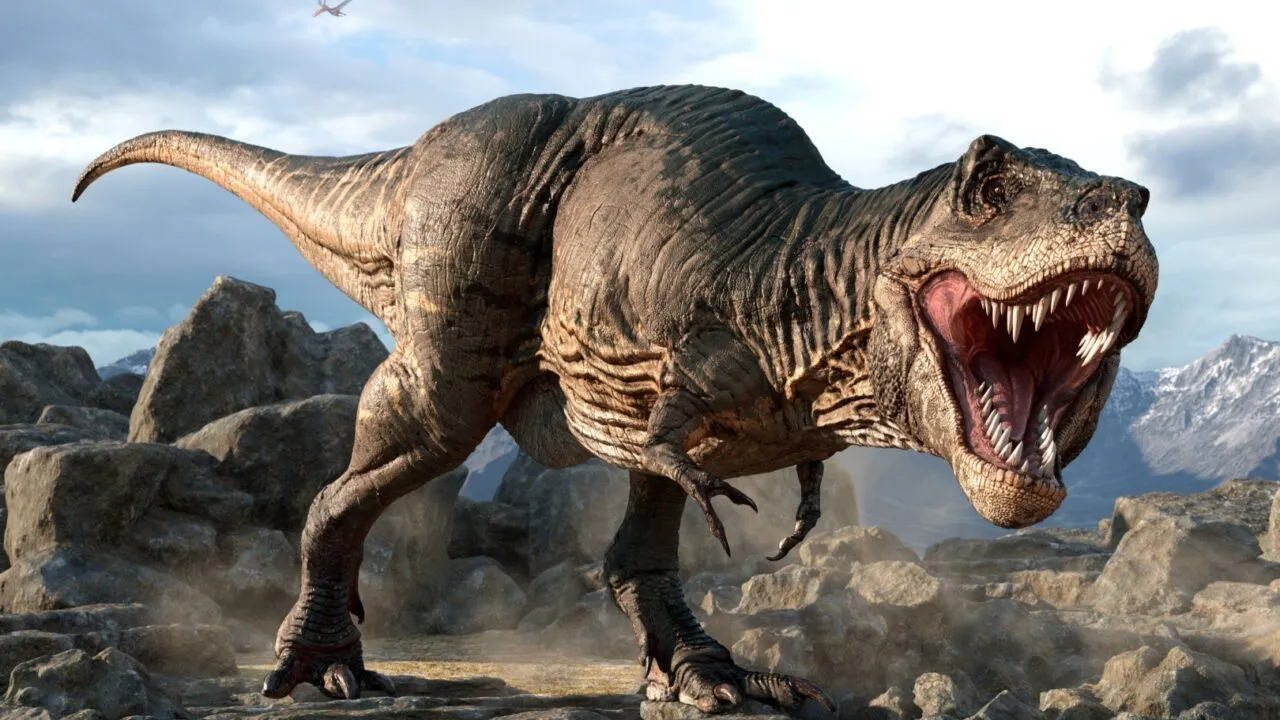 En voldsom Tyrannosaurus rex brøler på stenet terræn under en overskyet himmel og viser skarpe tænder og kløer. I baggrunden ses fjerne bjerge og en lille flyvende dinosaur.