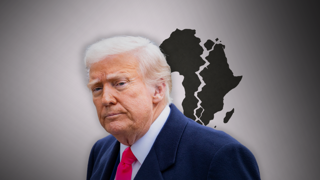 En mand med hvidt hår og en marineblå frakke står foran en grafisk silhuet af Afrika, som er delt på midten, på en grå baggrund.