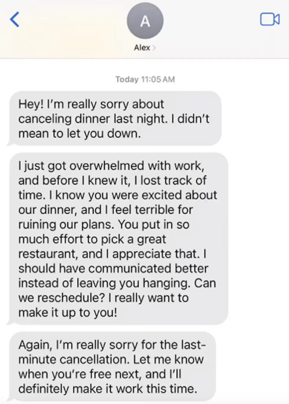 En sms-samtale, hvor den ene person undskylder for at have aflyst middagen i går aftes, forklarer, at vedkommende havde for meget at lave på arbejdet, udtrykker beklagelse over at have ødelagt planerne og beder om at finde en ny dato for at gøre det godt igen.