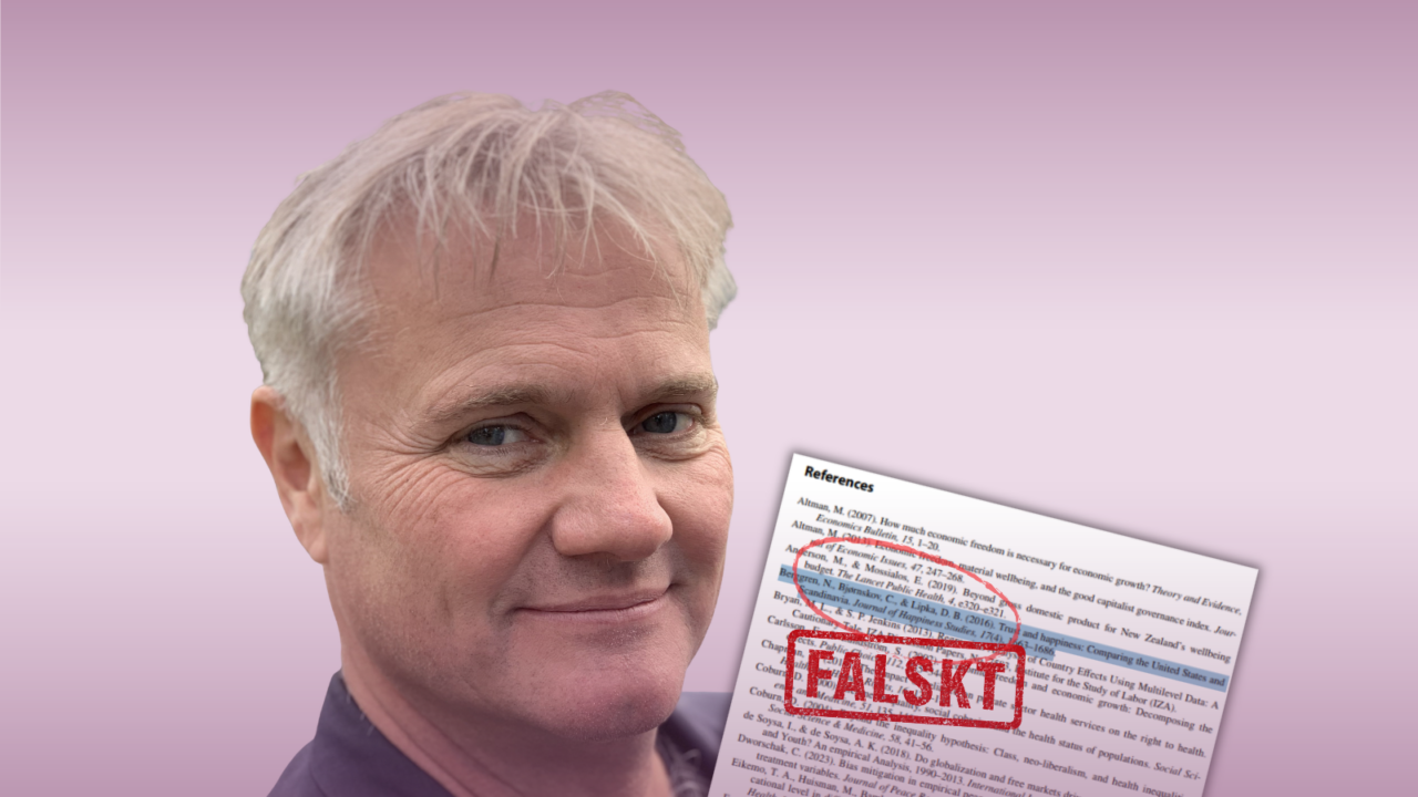 En mand med gråt hår smiler til kameraet og holder et dokument med et stort rødt mærke, hvor der står FALSKT? på en lyserød baggrund.