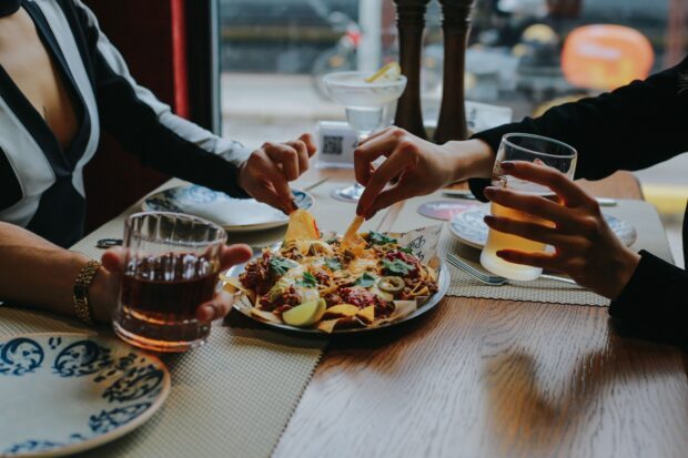 Derfor giver alkohol dig trang til chips og nachos