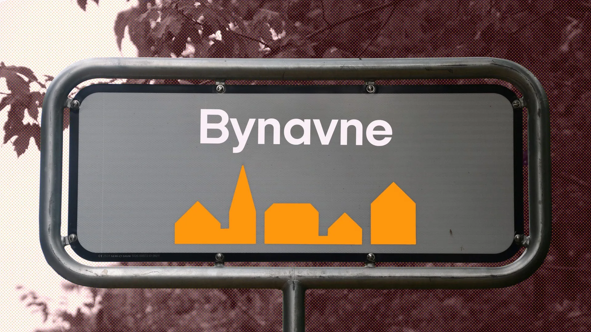 Et gadeskilt med ordet Bynavne over orange silhuetter af bygninger, monteret på en metalramme, med træer og blade sløret i baggrunden.