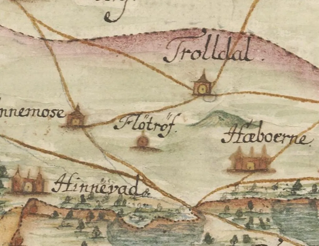 Et udsnit af et gammelt, illustreret kort, der viser byer med navnene Trolldal, Flotrof, Habœrne, Innemose og Hinlevið, med tegninger af bygninger og farvede ruter, der forbinder dem.