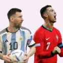 To mandlige fodboldspillere: den ene i en argentinsk trøje, der holder en bold, og den anden i en rød portugisisk trøje, der jubler med knyttede næver. Begge ser fokuserede og energiske ud foran en ensfarvet baggrund.