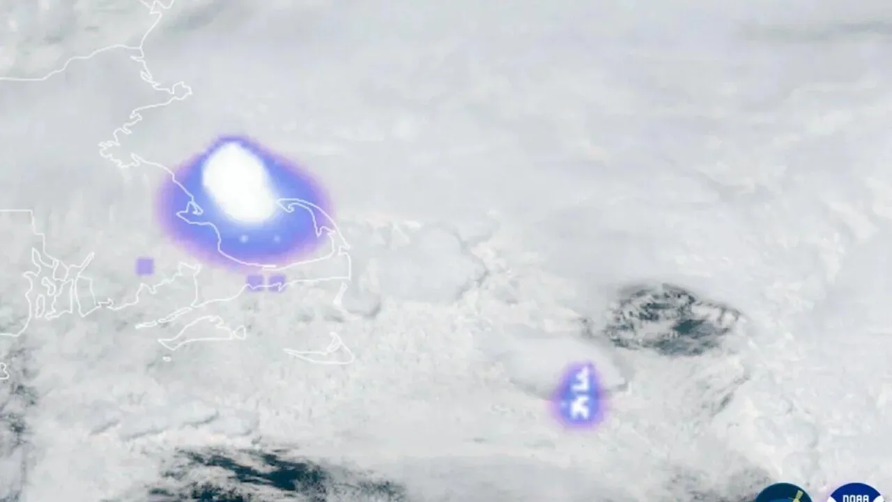 Satellitbillede, der viser et tykt skydække over land og hav, med to lyse lilla og hvide pletter, der indikerer områder med intens lynaktivitet. Logoer for CIRA og NOAA vises i nederste højre hjørne.