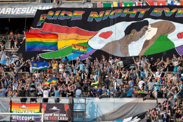 Pride-hyldest under VM-kampen Iran-Egypten: »De vil føle sig ydmyget,« siger forsker