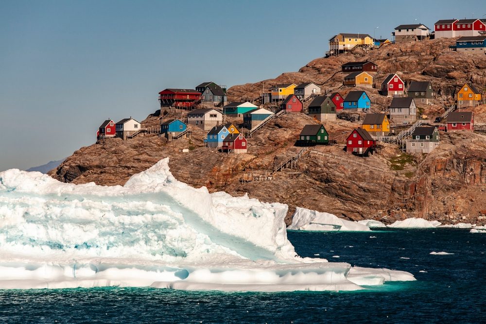 Mens Danmark diskuterer sprøjteforbud, er drikkevandet i Grønland presset fra en helt anden front
Overfladevand er udsat
Mange steder mangler de vand
Klimaforandringerne vil forværre situationen
Vi ved ikke, hvad der gemmer sig i permafrosten
Drikkevand med et strejf af ørred
Konsekvenserne er allerede tydelige
Udfordringer rammer skævt episode artwork