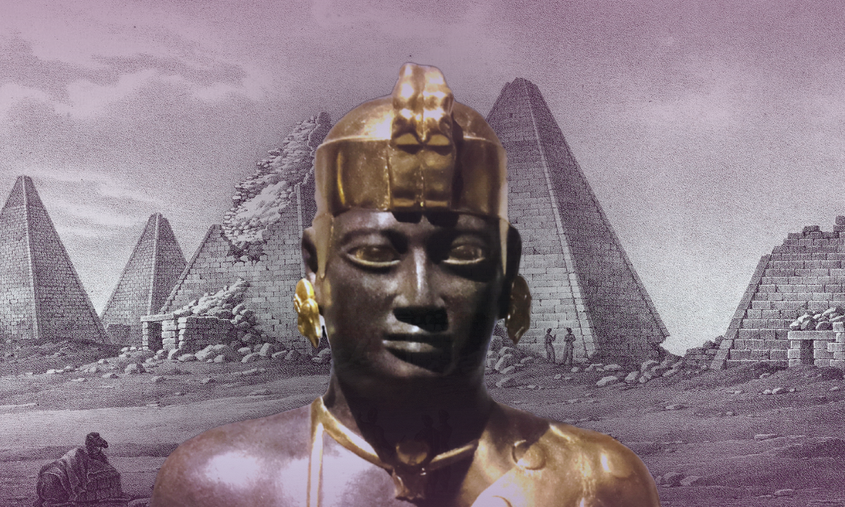 I forgrunden ses en bronzestatue af en gammel afrikansk hersker iført hovedbeklædning og smykker, mens gamle pyramider og stenruiner udgør baggrunden mod en lilla-farvet himmel.